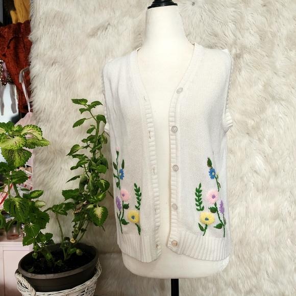 1970s white vest with embroidered flowers - Picture 2 of 9
